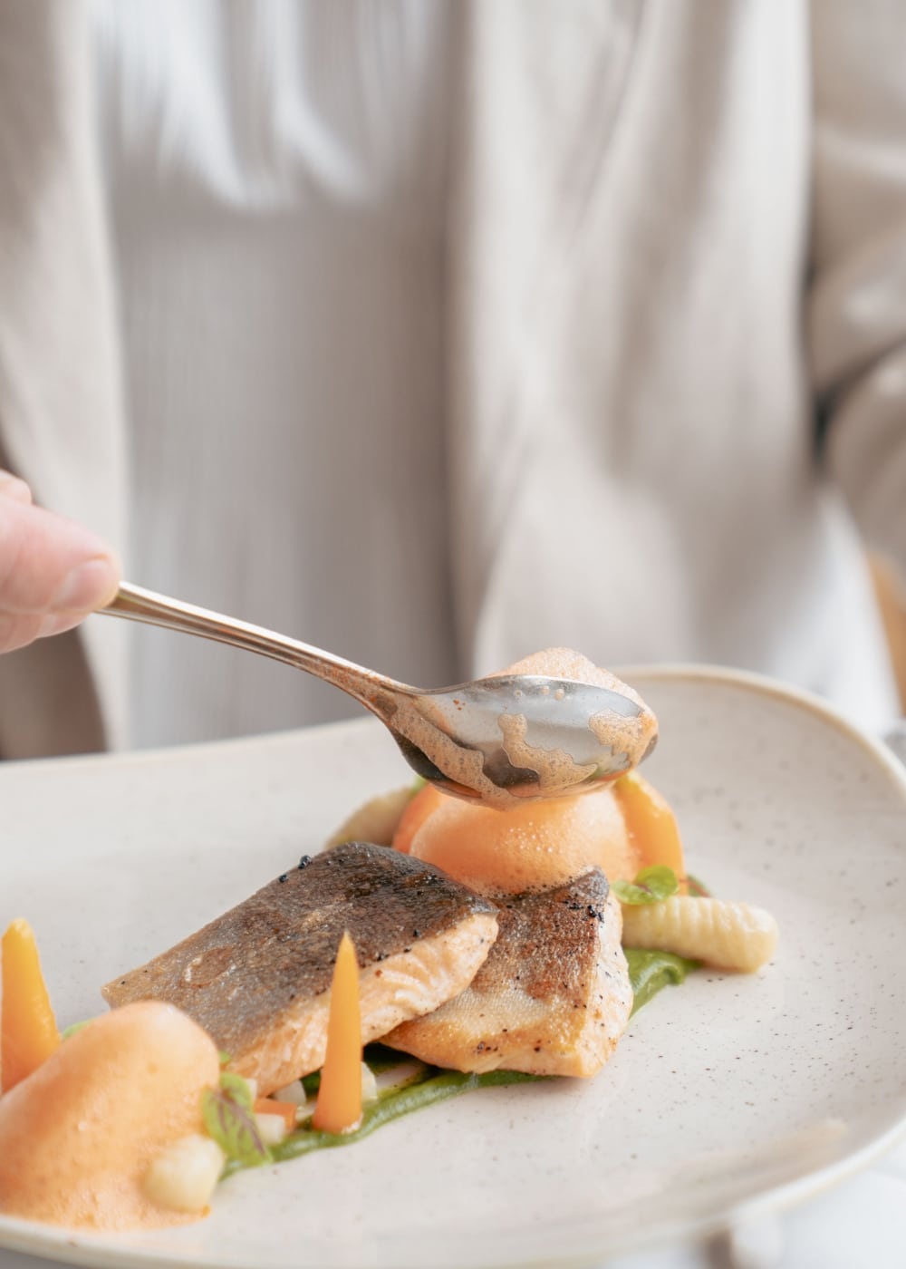 Fisch serviert auf weißem Teller.